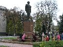 Цветы к памятнику Ильичу